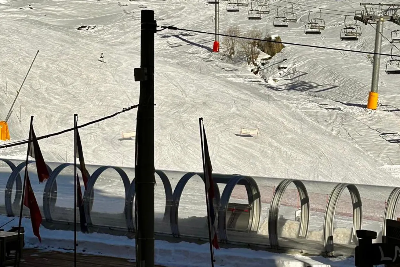Seggiovia e pista innevata davanti al balcone