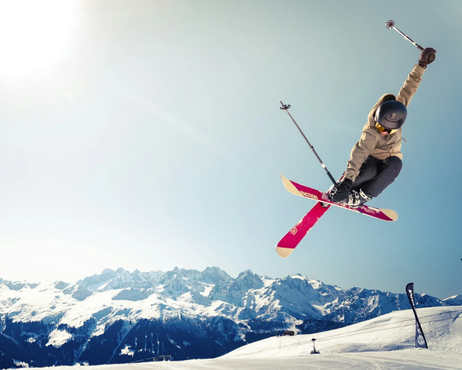 Uno sciatore in salto sulla neve