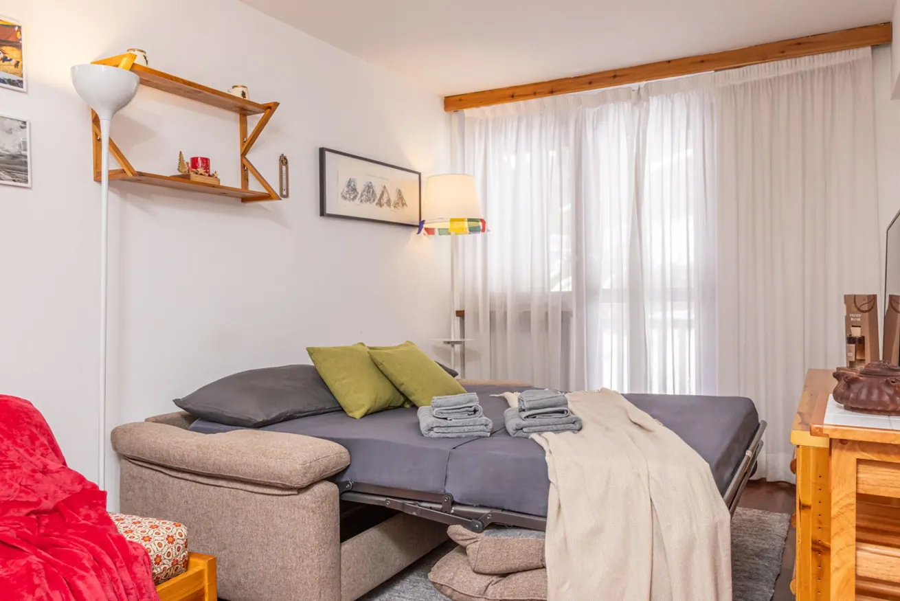 Divano letto preparato in soggiorno