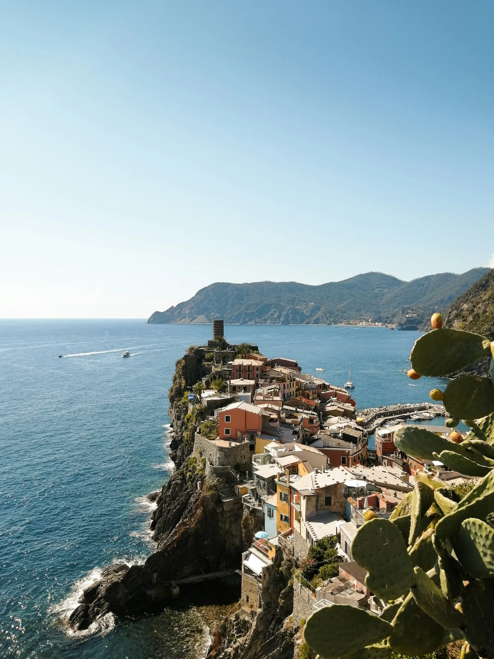 Un borgo affacciato sul mare dalla scogliera