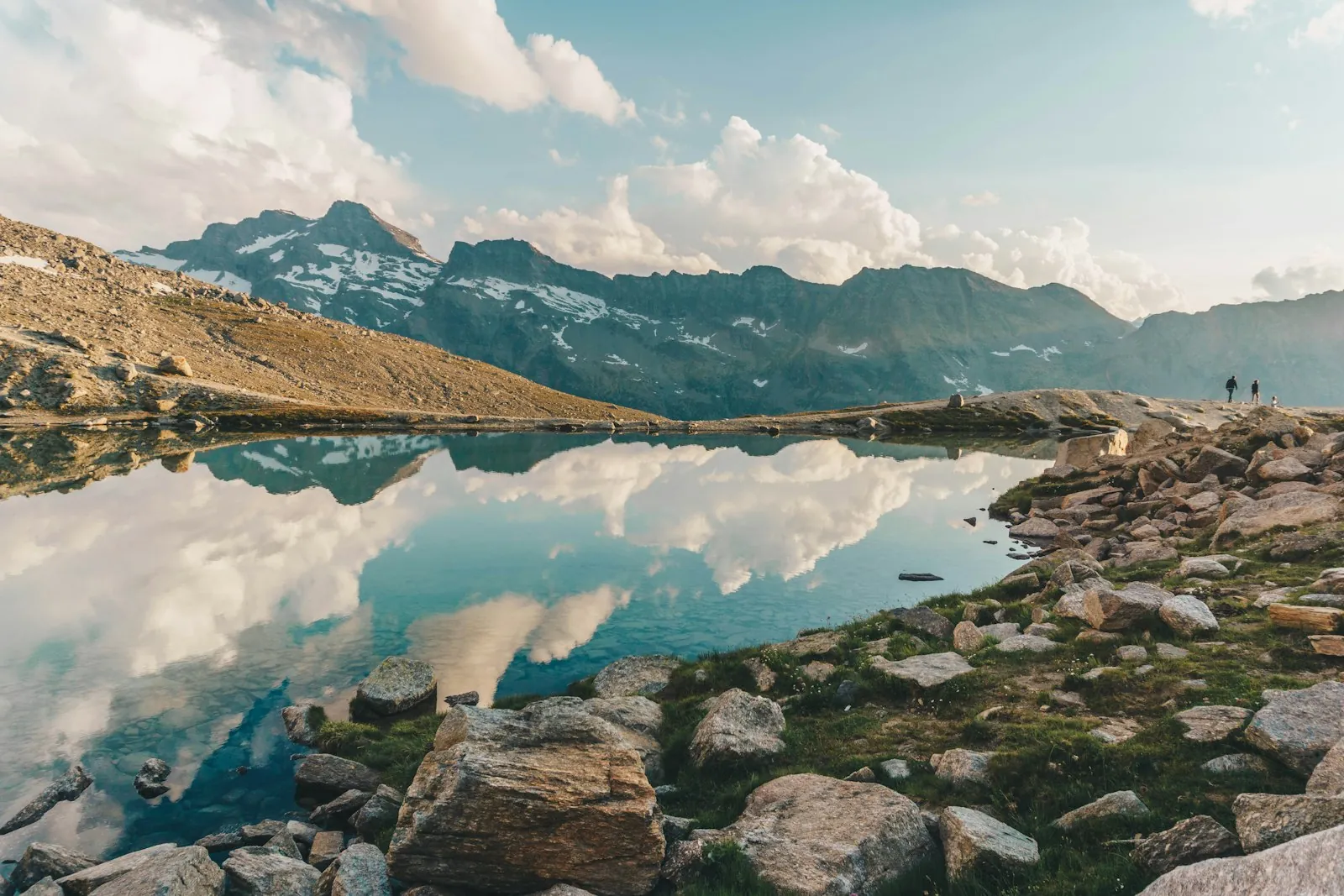 Montagne e lago in Valle d'Aosta