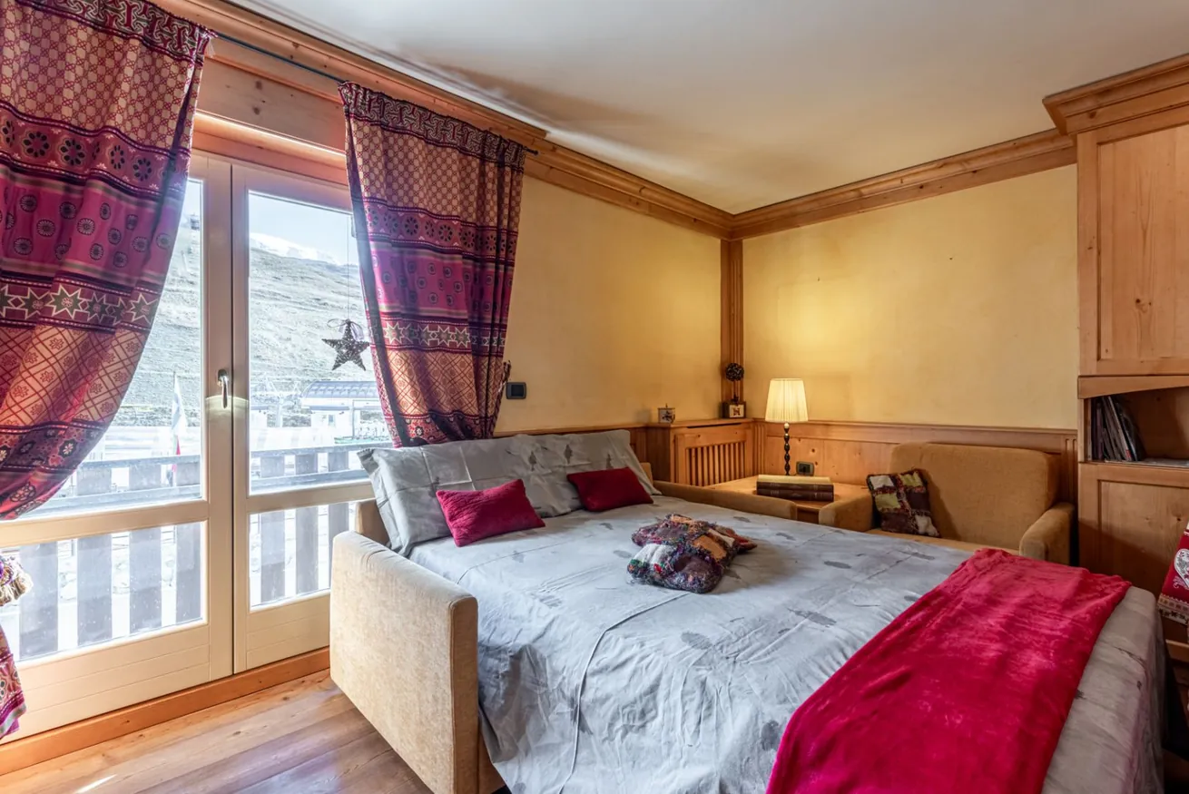 Camera con letto matrimoniale e portafinestra sul balcone