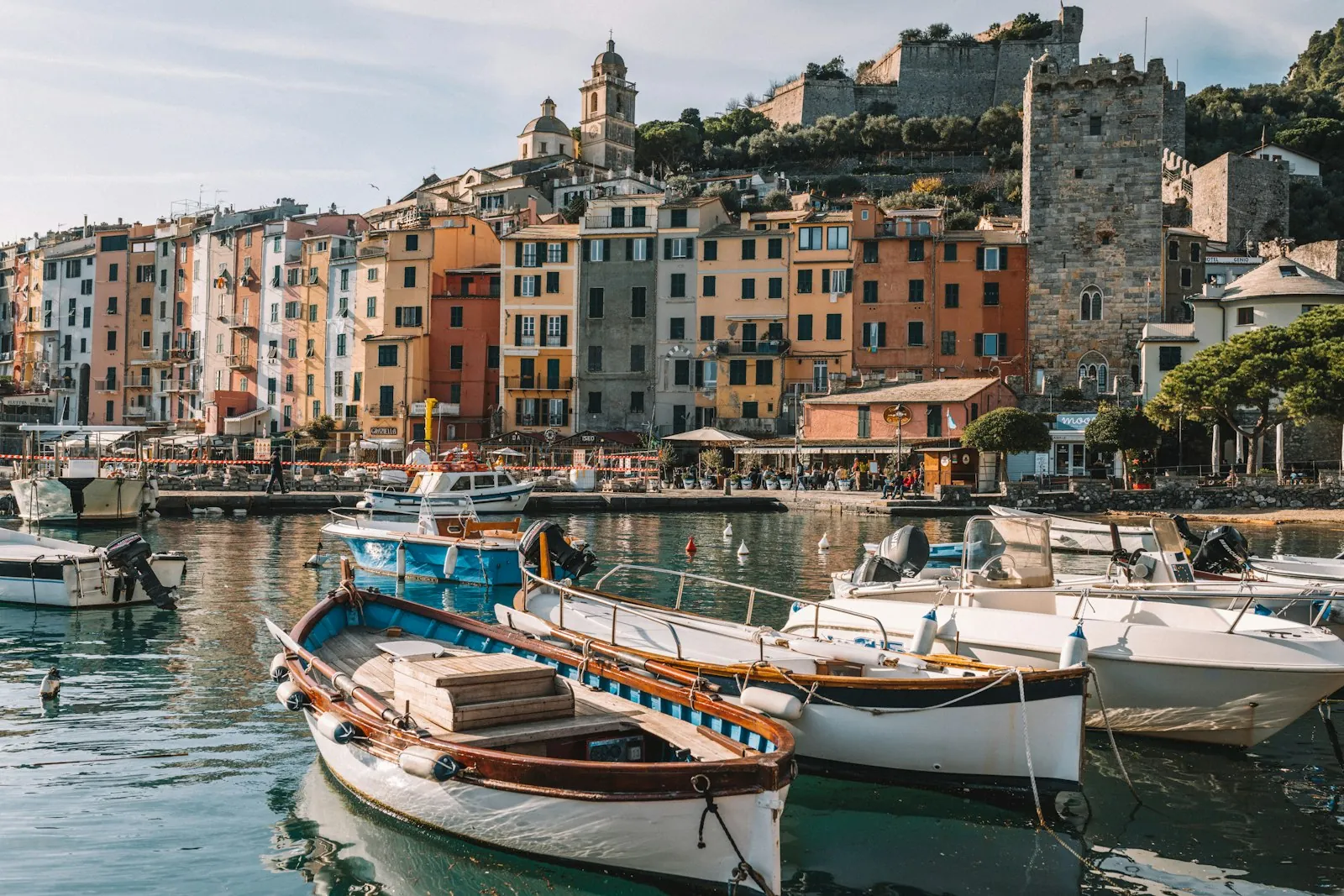 Barche nel porto di Portovenere davanti alle case colorate