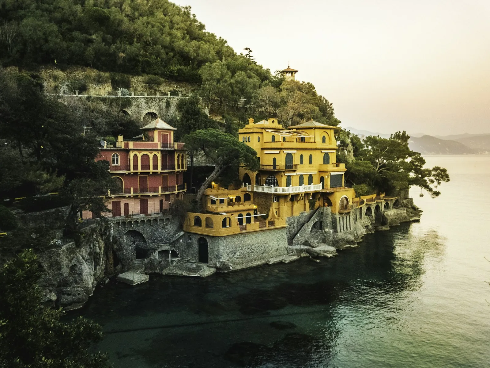 Ville colorate sul mare ai piedi di una collina boscosa