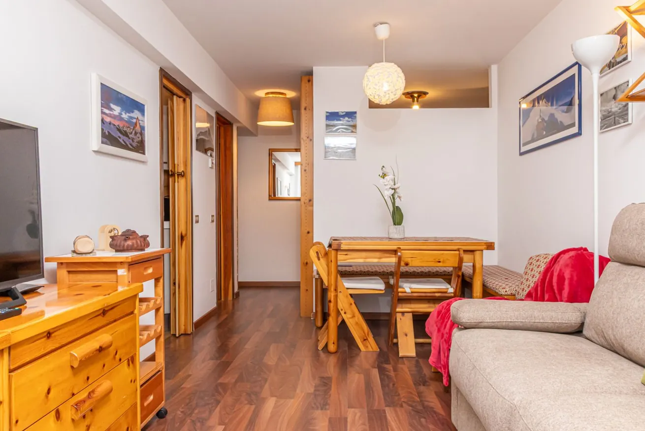 Ingresso con mobile in legno e zona pranzo