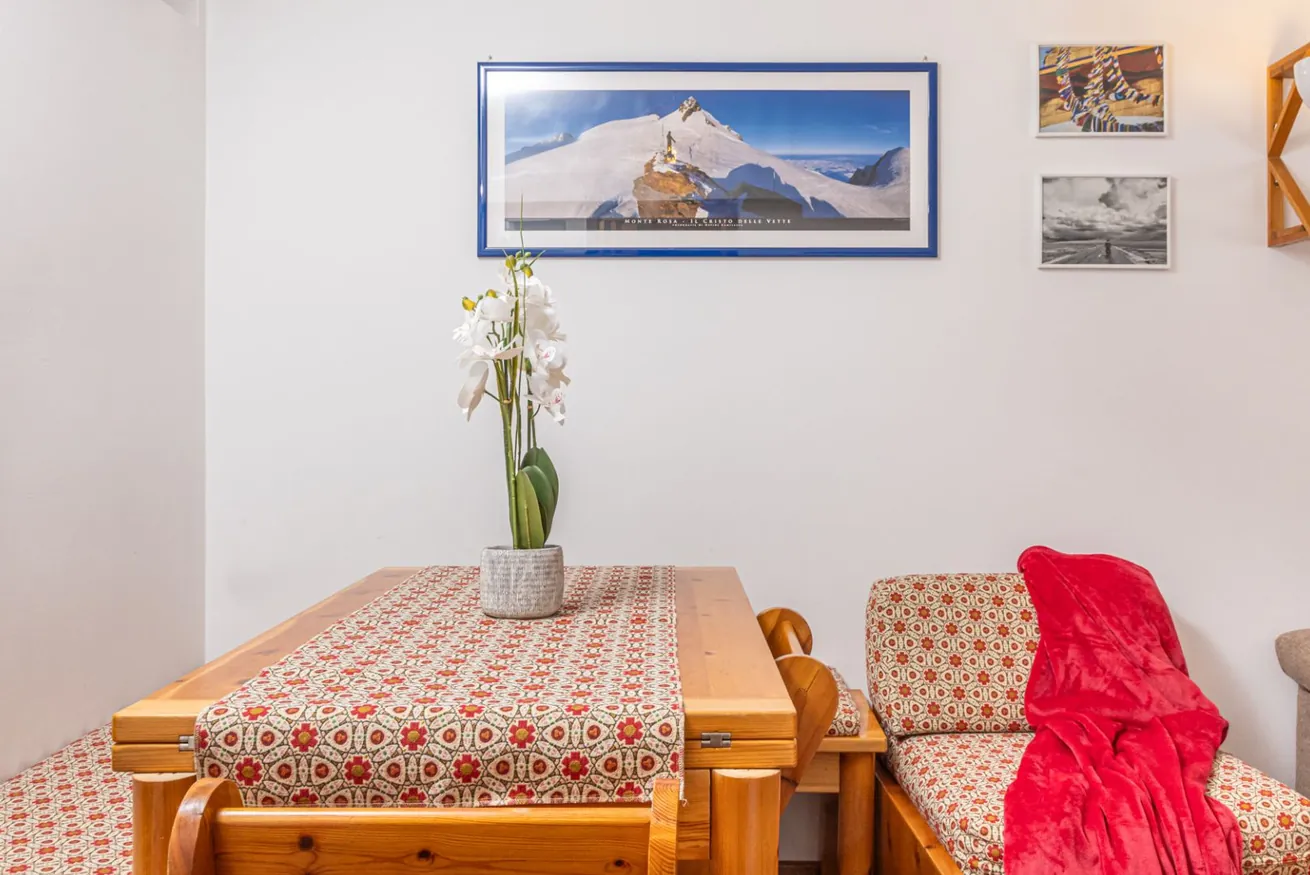 Tavolo da pranzo con un quadro di montagna