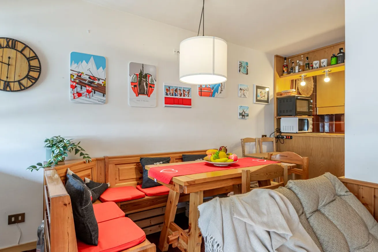 Zona pranzo con panca e tavolo apparecchiato