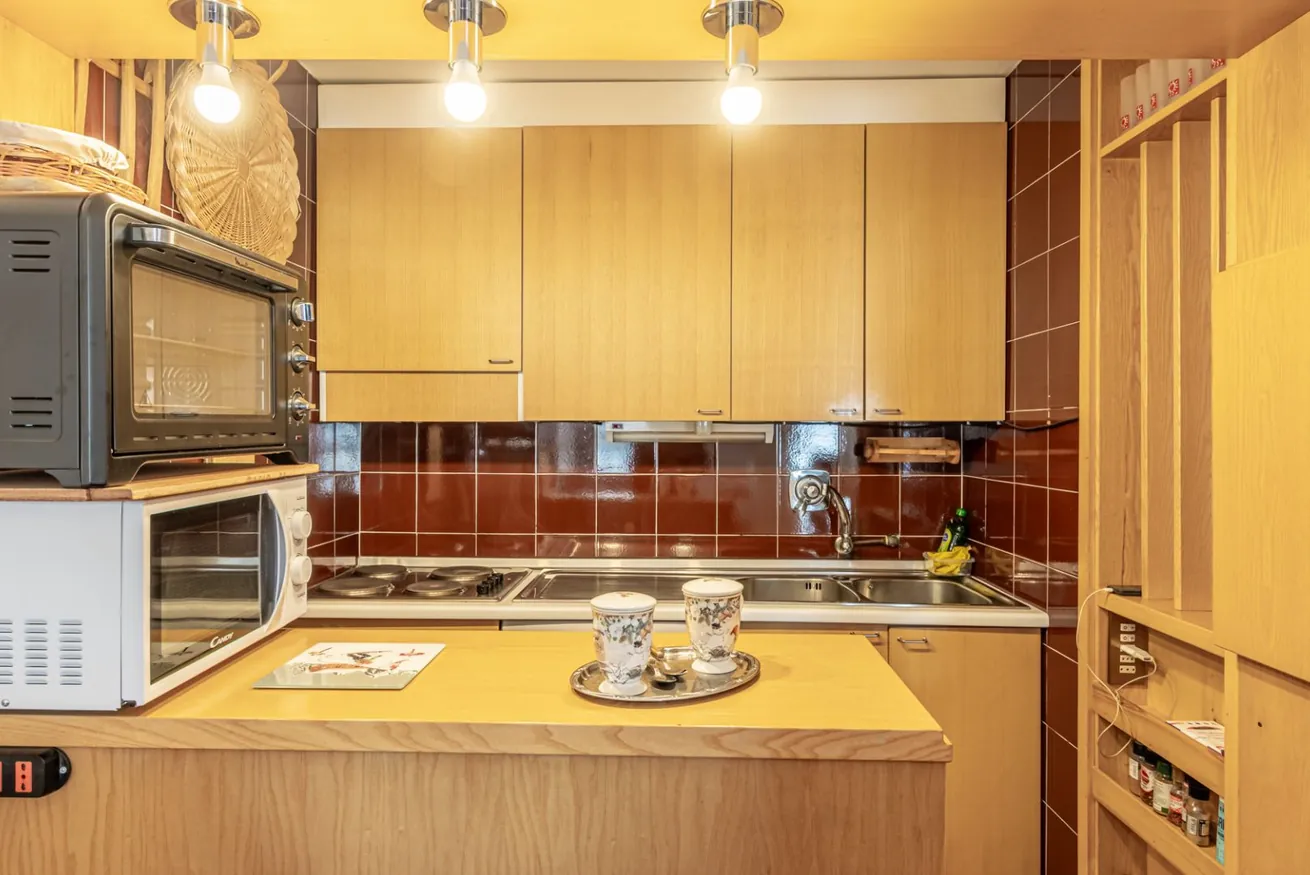 Cucina con pensili in legno chiaro